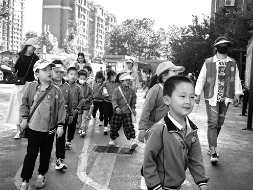 幼儿园的小朋友们带着疑问,走进小学校园